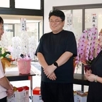 　旅館「はまづる」の営業再開セレモニーを終え、和倉温泉の関係者と談笑する高城一博さん（中央）＝２日午後、石川県七尾市
