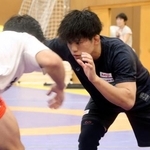 　レスリングの男子フリースタイル日本代表の強化合宿でスパーリングをする清岡幸大郎（右）＝味の素ナショナルトレーニングセンター
