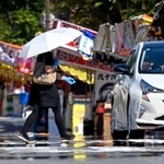 　気温４０度に迫る猛暑日となった三重県桑名市で、日傘を差して歩く人＝２日午後