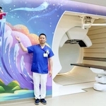 　陽子線治療センターの新棟の内装を紹介する筑波大付属病院の放射線技師＝７月、茨城県つくば市