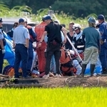 　作業員がマンホールの中に転落した現場で救助活動に当たる消防隊員ら＝２日午後３時５２分、埼玉県行田市