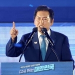 　韓国の革新系与党「共に民主党」の新代表に選出され、演説する鄭清来議員＝２日、ソウル近郊（聯合＝共同）