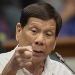　フィリピン上院で麻薬戦争について発言するドゥテルテ前大統領＝２０２４年１０月、マニラ（ＡＰ＝共同）