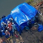 　作業員４人がマンホールの中に転落した現場で救助活動に当たる消防隊員ら＝２日午後３時１９分、埼玉県行田市（共同通信社ヘリから）