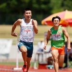 　陸上の富士北麓ワールドトライアルの男子１００メートル予選で力走する桐生祥秀（左）。９秒９９をマークした＝富士山の銘水スタジアム