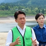　視察先で記者団の取材に応じる小泉農相＝３日午後、新潟県津南町