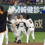 　９回、サヨナラ二塁打を放ちチームメートから祝福を受ける巨人・若林（中央）＝東京ドーム