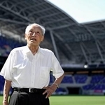 　新スタジアム「エディオンピースウイング広島」を眺める、サッカーＪ１広島の初代総監督などを務めた今西和男さん。４歳の時に現在の広島駅近くの自宅で被爆した
