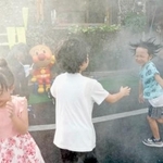 　猛暑日となった群馬県桐生市で、水遊びをして楽しむ子どもたち＝３日午後