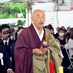 　３日、台湾南部・屏東県恒春で営まれた慰霊祭で読経する吉田宗利住職（共同）