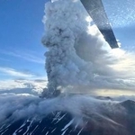 　３日、噴煙を上げるロシア極東カムチャツカ半島のクラシェニンニコフ山（ロシア科学アカデミー極東支部火山地震研究所の通信アプリから・共同）