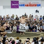 　大阪・関西万博で開催された大相撲の夏巡業で、土俵入りを披露する横綱大の里＝３日、大阪市此花区の夢洲