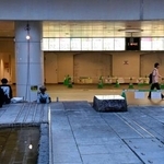 　事件があったＪＲ浜松駅北口のバスターミナル地下にある広場の現場付近＝３日午後、浜松市
