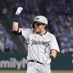 　９回、勝ち越し打を放ちガッツポーズするロッテ・安田＝ベルーナドーム