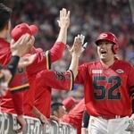 　６回、本塁打を放ちナインとタッチを交わす広島・末包＝マツダ
