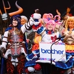 　「ワールドコスプレチャンピオンシップ」で優勝し、喜ぶ米国代表のコスプレーヤー（手前の２人）＝３日夜、名古屋市の愛知芸術文化センター