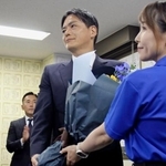 　横浜市長選で当選が決まり、花束を受け取る山中竹春氏（右から２人目）＝３日夜、横浜市