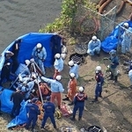 　２日、作業員４人がマンホールの中に転落した現場で救助活動に当たる消防隊員ら＝埼玉県行田市（共同通信社ヘリから）