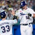 　５回、２ランを放ち内山（左）とタッチを交わすヤクルト・村上＝神宮