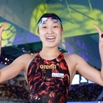 　女子４００メートル個人メドレー決勝を終え笑顔を見せる成田実生。銀メダルを獲得した＝シンガポール（共同）