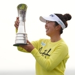 　通算１１アンダーでＡＩＧ全英女子オープンを制し、笑顔でトロフィーを掲げる山下美夢有＝ロイヤルポースコールＧＣ（共同）