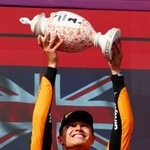 　Ｆ１ハンガリーＧＰを制し、トロフィーを掲げるマクラーレンのランド・ノリス＝ブダペスト（ゲッティ＝共同）