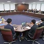 　厚労省で開かれた中央最低賃金審議会の小委員会＝４日午前