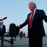 　３日、米ペンシルベニア州アレンタウンの空港で記者団に話すトランプ大統領（ゲッティ＝共同）