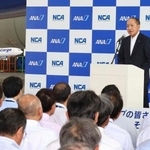 　歓迎式典であいさつするＡＮＡホールディングスの芝田浩二社長＝４日午前、成田空港