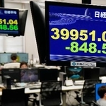 　４万円を割り込んだ日経平均株価を示すモニター＝４日午前、東京都港区の外為どっとコム
