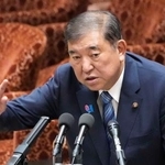 　衆院予算委の集中審議で答弁する石破首相＝４日午前