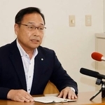　関電の水田仁原子力事業本部長と面会し、地質調査を容認する意向を伝えた福井県美浜町の戸嶋秀樹町長＝４日午前、美浜町役場