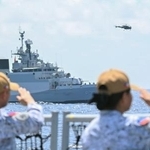 　４日、フィリピン西方沖の南シナ海で、インド軍艦に敬礼するフィリピン軍兵士ら（共同）