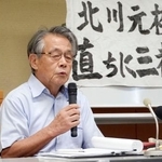 　意見書を提出後、記者会見する静岡県立天竜林業高（現天竜高）の北川好伸元校長＝４日午前、浜松市