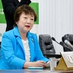 　３選を果たした仙台市長選から一夜明け、記者会見する郡和子氏＝４日午後、仙台市役所