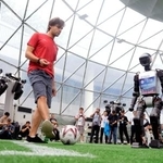 　人間とサッカーの練習をする人型ロボット＝４日、北京（共同）