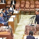 　衆院予算委の集中審議で、立憲民主党の野田代表（左手前）の質問に答弁する石破首相＝４日午前
