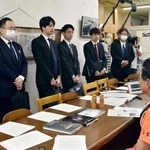 　胎児性水俣病の患者（右手前）らと面会するトライグループの社員ら＝４日午後、熊本県水俣市