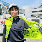 　配備された冷却ベストの内側を見せる日航グループの地上業務担当職員＝４日午前、羽田空港