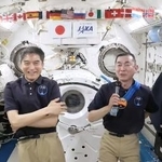 　国際宇宙ステーションから記者会見する大西卓哉飛行士（左）と油井亀美也飛行士＝４日（ＪＡＸＡの中継より）