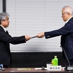 　厚労省で開かれた中央最低賃金審議会で、岸本武史労働基準局長（左）に答申書を手渡す藤村博之会長＝４日午後