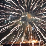　横浜市で開かれていた花火大会で炎上する海上の台船＝４日夜