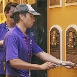　米国野球殿堂博物館に設置されるイチローさんのレリーフ（手前）＝７月、ニューヨーク州クーパーズタウン（共同）