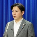 　記者会見する福岡厚労相＝５日午前、厚労省