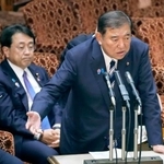 　参院予算委の集中審議で答弁する石破首相。左奥は赤沢経済再生相＝５日午前
