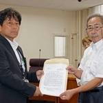 　福島県知事宛ての要望書を担当者に提出する、東電福島第１原発事故の集団訴訟で原告団長を務める中島孝さん（右）＝５日午前、福島市