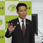 　日本維新の会の緊急役員会で辞任を表明する前原共同代表＝５日午後、国会