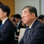 　コメの安定供給に関する関係閣僚会議で発言する石破首相。左は小泉農相＝５日午後、首相官邸