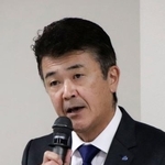 　記者会見する小林製薬の豊田賀一社長＝５日午後、大阪市中央区