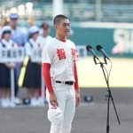 　第１０７回全国高校野球選手権大会の開会式で、選手宣誓する智弁和歌山の山田希翔主将＝５日、甲子園球場